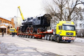 Transport einer Lokomotive von der Moskauer Brauerei Badajewski zum Bahn Reparaturwerk Moskau.