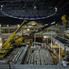 Montage der Zwischendecken f&uuml;r den Mercedes Messestand innerhalb der Festhalle mit einem 60 bzw 80 Tonnen Autokran.