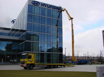 Leo GT 50 der Fa. Eisele  AG bei der Beseitigung von Sturmsch&auml;den am Hyundai-Geb&auml;ude in Offenbach Kaiserlei.