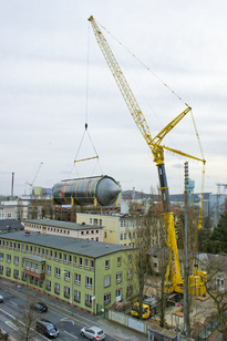 Offenbacher Industriepark - Beladung Schiff mit Großtanks