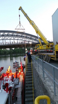 Am späten Montag Nachmittag erreicht die Eisele AG ein Notruf der Frankfurter Feuerwehr. Im Osthafen Frankfurt droht ein Schiff zu sinken, der sofortige Einsatz eines Autokranes ist erforderlich um das Schiff zu bergen.