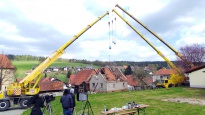 Drei Kranfahrzeuge der Eisele AG hatten einen ungewöhnlichen Job im unterfränkischen Wiesen zu verrichten. Es ging um den Abriß eines alten Hauses mittels dreier gußeiserner Tränen im Rahmen eines Kunst am Bau Projektes des international renomierten Künstlers Michael Sailstorfer. Die Firma Cultural Avenue (www.culturalavenue.org) trat im Januar 2015 mit einer ersten Anfrage an die Eisele AG heran. Nach einem Test im Vorfeld fiel die Entscheidung auf den Einsatz dieser drei Autokrane.