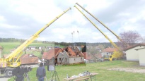 Aus dem später zu sehenden Bildausschnitt wird eine Fotodokumentation entstehen in welcher der Betrachter erlebt, wie das Haus unter dem Regen der drei gußeiserenen "Tränen" zusammenbricht. Natürlich wurden dann die Anschlagmittel wegretuschiert.