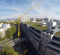 Sonntagmorgen in Frankfurt/Main, Straßensperrung für den Einsatz des LTM 1500, die Aufgabe - Einheben einer Klimaanlage.. Gewicht: 15, 3 t / Ausladung: 52 m (20 m bis SK, 32 m ab SK) / gebäudehöhe 30 m