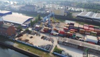 Osthafen Frankfurt - Containerterminal. Die Aufgabe: Demontage des Brückenkranes. Zum Einsatz kommen 500 t AK, 400 t AK (noch blau, weil noch keine Zeit zum Umlackieren war ;-) ), 350 t AK und 130 t AK.