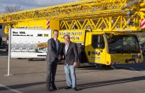 Claus Eisele übernimmt von Volker Krautwig (Leiter Vertriebsbereich MK-Krane Liebherr Biberach GmbH) den 100. MK 88 und für die Eisele AG damit bereits den 7. MK-Kran aus dem Hause Liebherr.