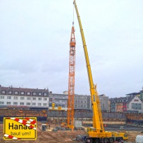 Großes Gerät am Freiheitsplatz auf dem Baufeld Forum Hanau. Dort wird derzeit der zweite von sechs Kränen gestellt.
Video zur Grundsteinlegung mit ersten Infos zu Mietern, hier: http://youtu.be/MVmE_wJ2S6E