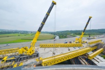 Um die Gleisanlagen unterhalb der Brücke während der Abbruch- bzw. Montagearbeiten zu schützen wird mittels der gelben Hilfsträger eine Unterkonstruktion bzw. Zwischendecke errichtet.
