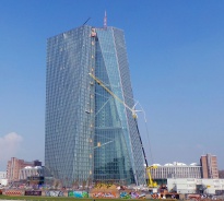 LTM 1350 mit 60 m Wippe und Abspannung (TYVEN) an der EZB (Europäische Zentralbank) in Frankfurt am Main.