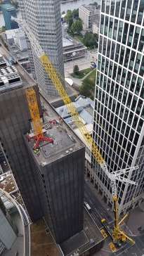 Auf dem Dach des Global Tower in der Neuen Mainzer Straße in Frankfurt am Main soll ein Turmdrehkran errichtet werden. Gebüdehöhe 91 m, Gewicht der Kranteile max 12 t, erforderliche Hakenhöhe für den Autokran 125,5 m.