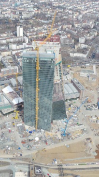 Gegen den gigantischen EZB-Neubau wirken die Krane recht klein.