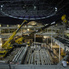 Montage der Zwischendecken für den Mercedes Messestand innerhalb der Festhalle mit einem 60 bzw 80 Tonnen Autokran.